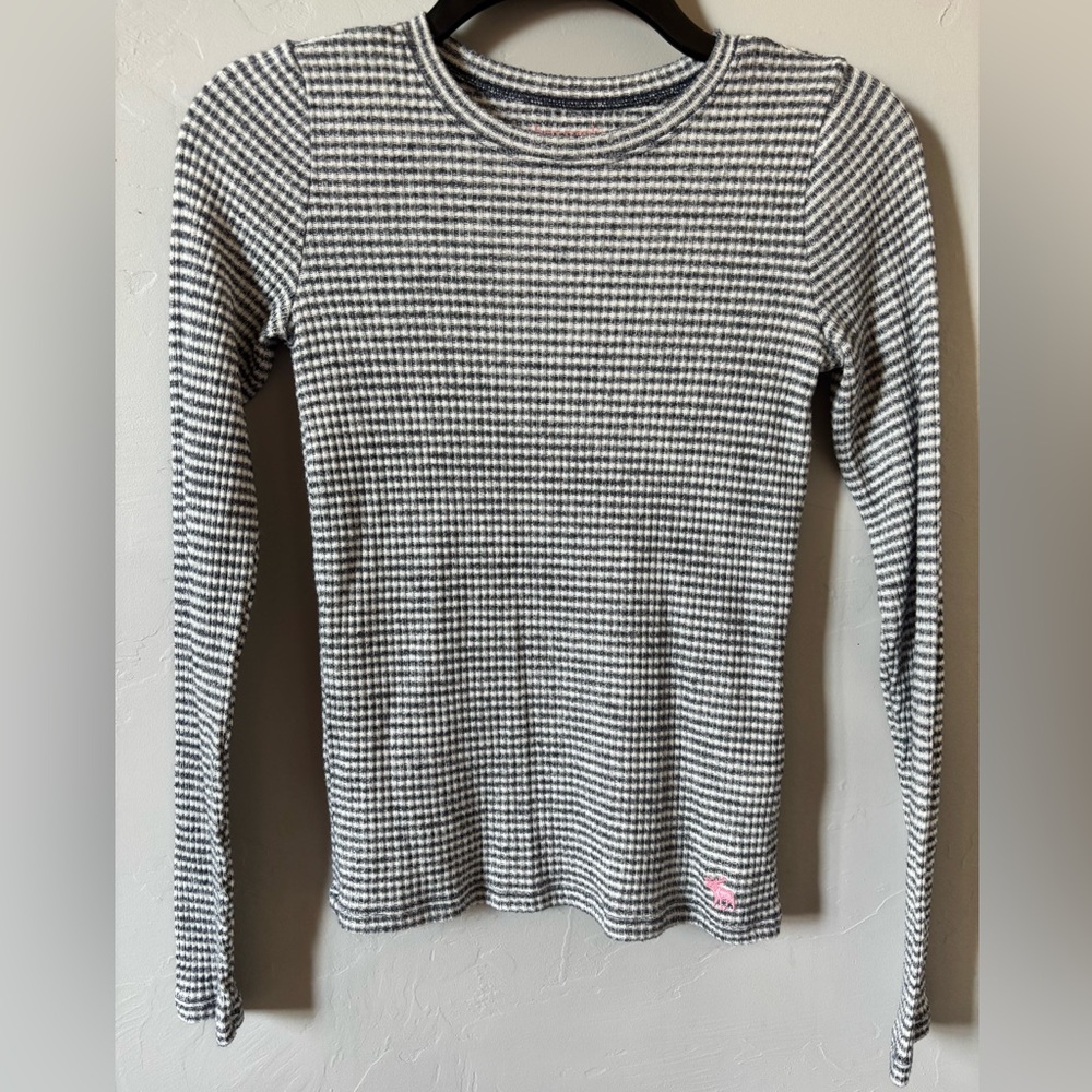 Abercrombie Kids Gray and White Knit Top